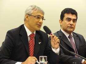 Daro Piffer palestra na audiência pública, ao lado do relator da PEC 170/2012, deputado Marçal Filho (PMDB-MS)