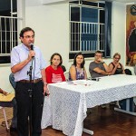 FOTO DE SALES DISCURSANDO