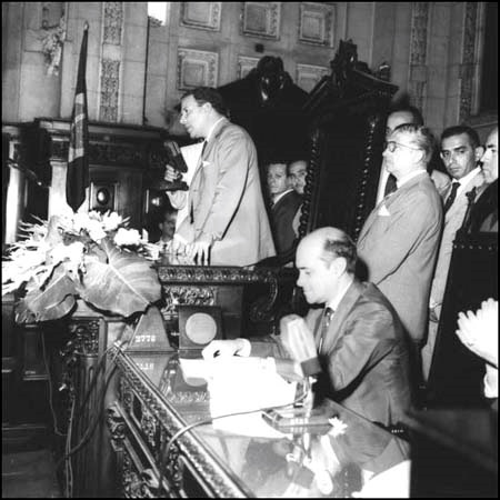 O presidente João Goulart e o primeiro-ministro Tancredo Neves comparecem à sessão em homenagem ao dia do servidor público realizada no Palácio Tiradentes, atual assembleia Legislativa do Rio de Janeiro,  em 28 de outubro de 1961. (Arquivo Nacional)